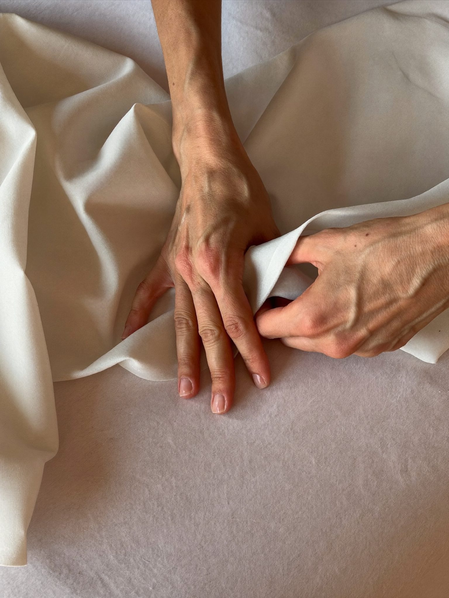 Merawat bahan linen dengan tangan, gerakan lembut mencuci kain