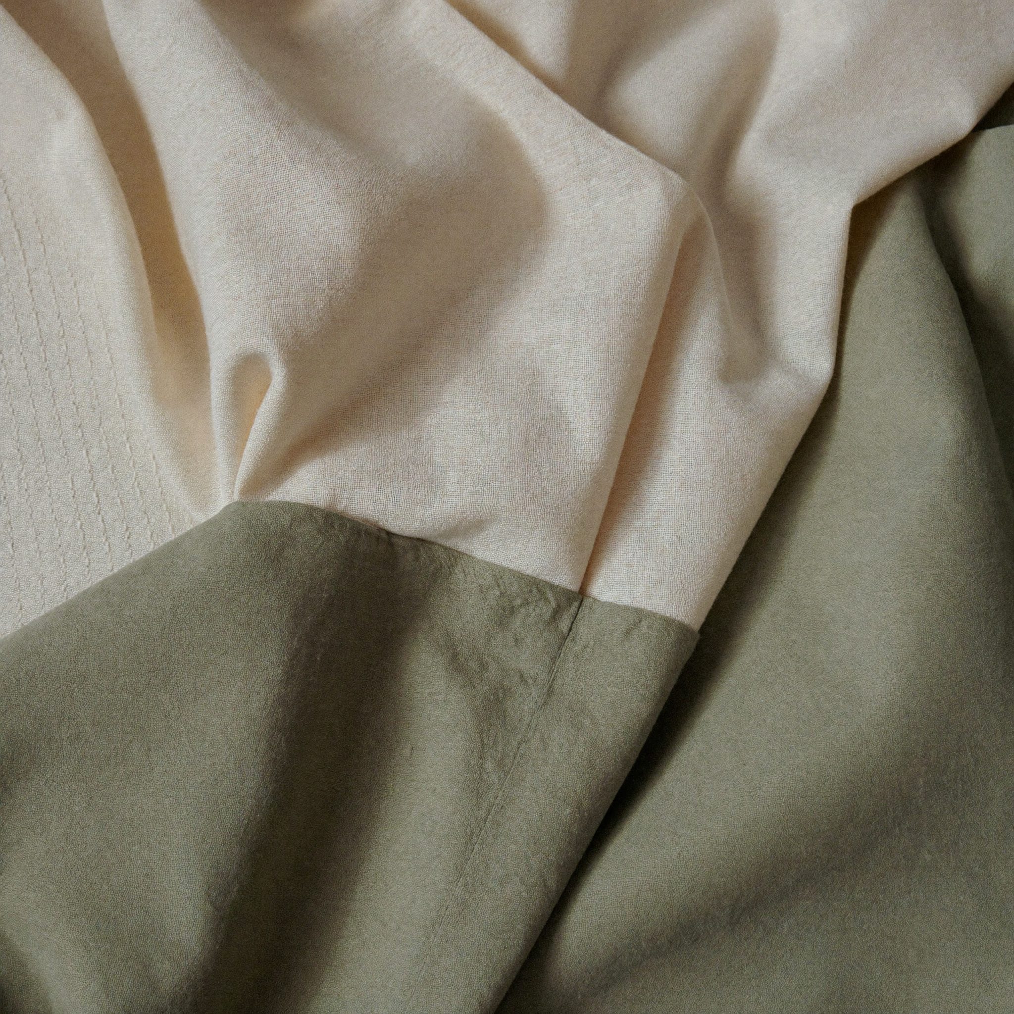 Padu padan antar koleksi — detail lipatan kain linen Kainara